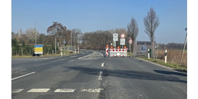 Sperrung angezeigt: An der Kreuzung Frachtweg/Leinechaussee. (Foto: tau)