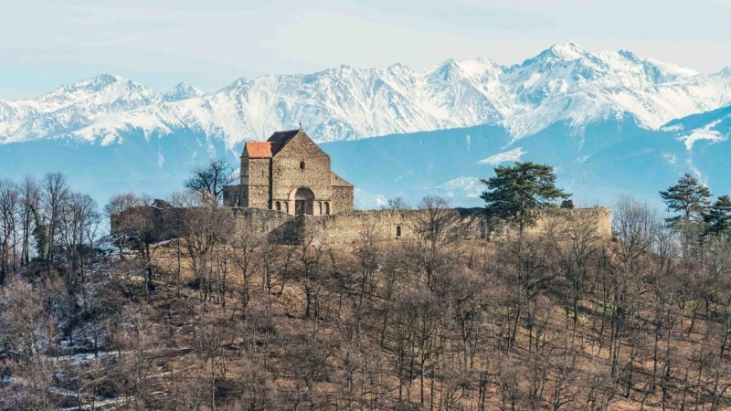 Entstand ab dem 13. Jahrhundert und ist eine von mehr als 160 Burgen in der zentralrumänischen Region Siebenbürgen: Die Kirchenburg in Michelsberg/Cisnadioara. (Foto: Martin Eichler)