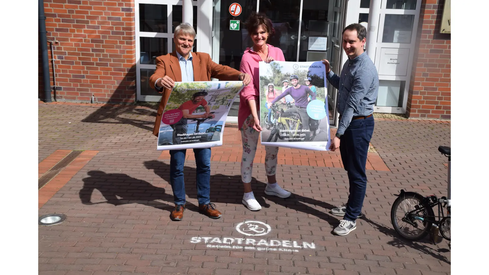 Freuen sich auf möglichst viele Anmeldungen: V.L.: Bürgermeister Oliver Theiß, Koordinatorin Claudia Schößler, Radverkehrsbeauftragter Ferdinand Teepe. (Foto: ab)