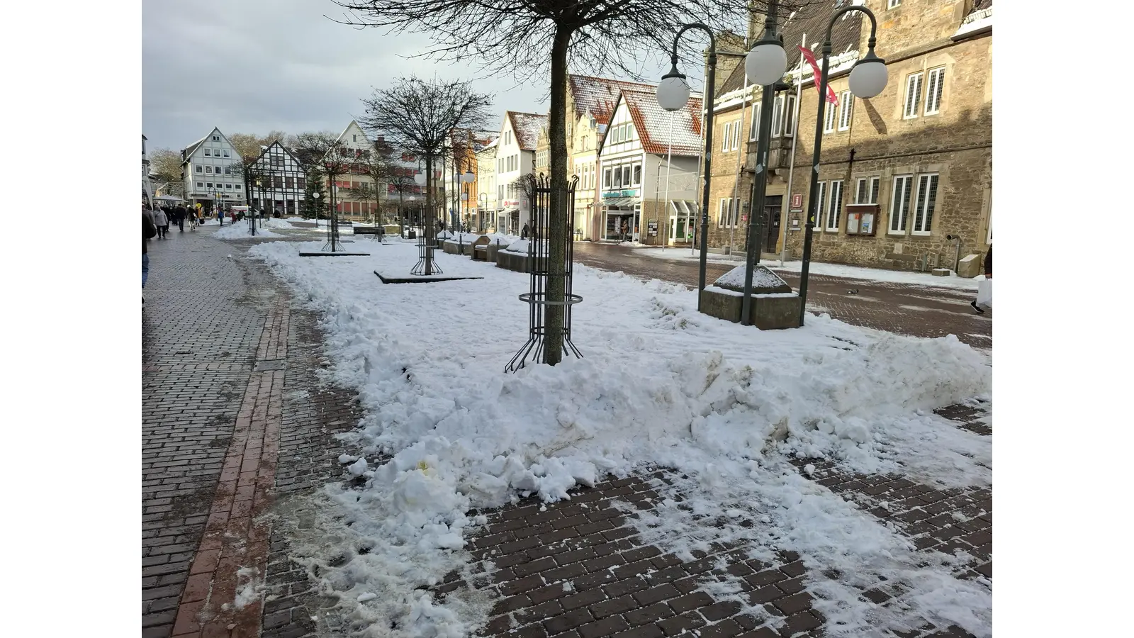 Auch der Marktplatz wurde fußgängerfreundlich von Schnee und Eis geräumt. (Foto: ab)