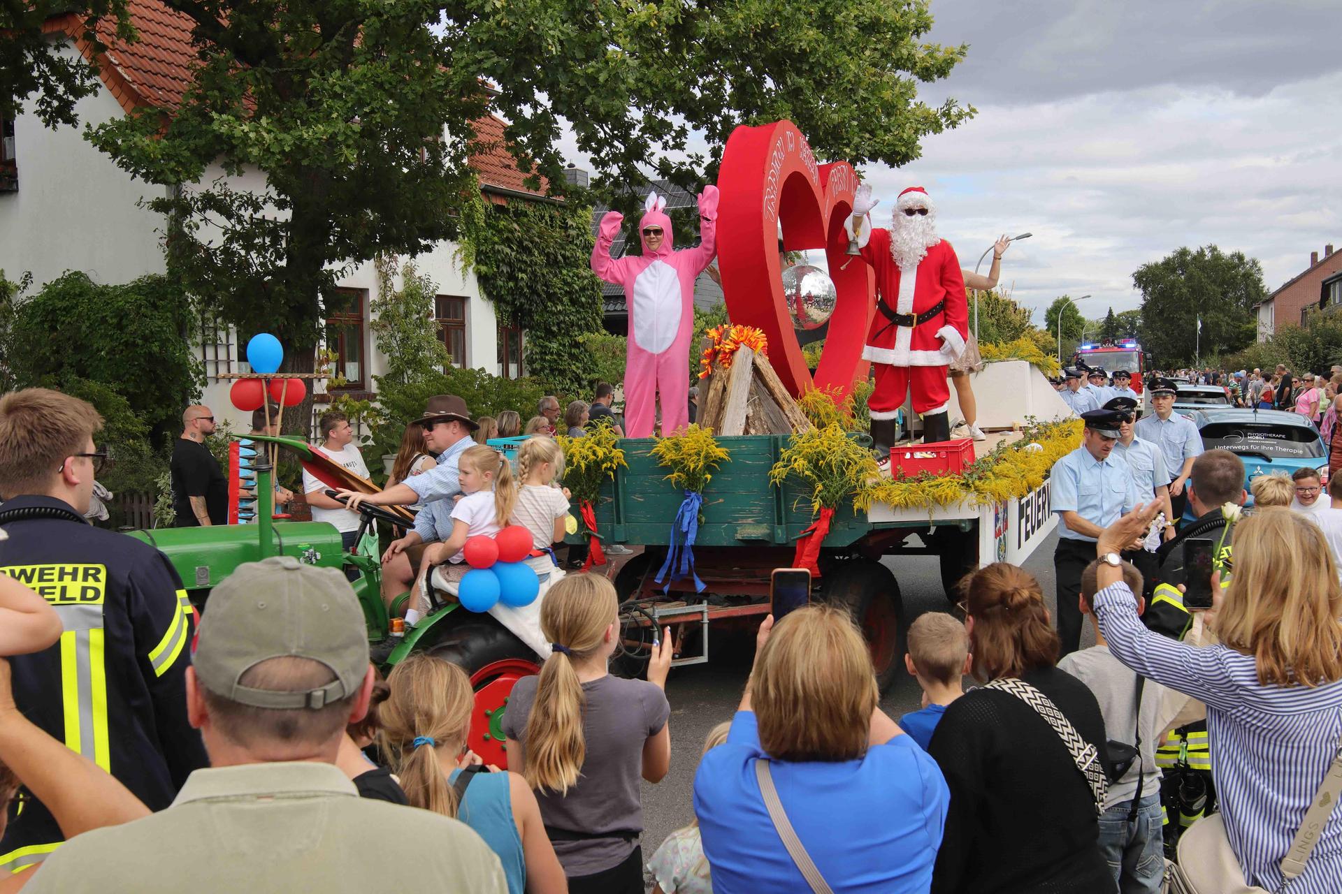 Eindrücke vom großen Festumzug. (Foto: tau)