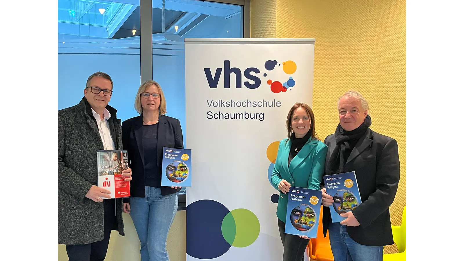 Jörg Nitsche vom Hauptsponsor Sparkasse Schaumburg, Bernadette Unger-Knippschild (VHS), Katharina Richter (VHS) und Moreno Ciotti (VHS) stellen die Programmhefte für das neue Semester vor (Foto VHS).  (Foto: Borchers, Bastian)