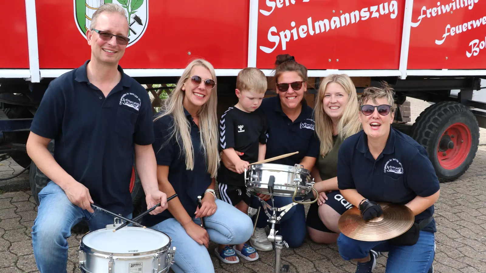 Trommel-Kostprobe von Max während eines Ständchens des Spielmannszuges.  (Foto: gi)