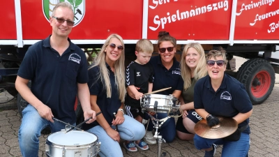 Trommel-Kostprobe von Max während eines Ständchens des Spielmannszuges.  (Foto: gi)