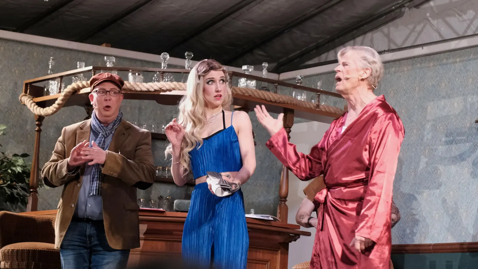 Ein Problem nach dem nächsten: Der eitle Fernsehstar Mennowin Mennerich (Klaus Sempf, re.) beleidigt Schlagersängerin Angelika Bund (Jutta Entrup) und schockiert damit Regisseur Francois de Bedell (Henning Langrehr-Jurisch). (Foto: jb)