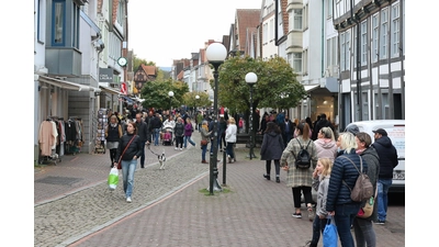 Die Stadthäger Einzelhändler laden für den 26. März, zum verkaufsoffenen Sonntag (Archivbild), der Bummel durch die Innenstadt lässt sich dann bequem mit einem Besuch des Krammarktes verbinden.<br><br> (Foto: Borchers, Bastian)