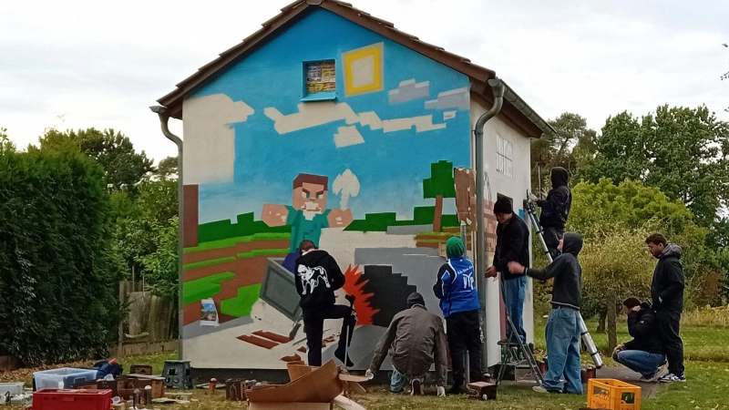 Schick sind die Wände des Stromhäuschens geworden.  (Foto: gi)