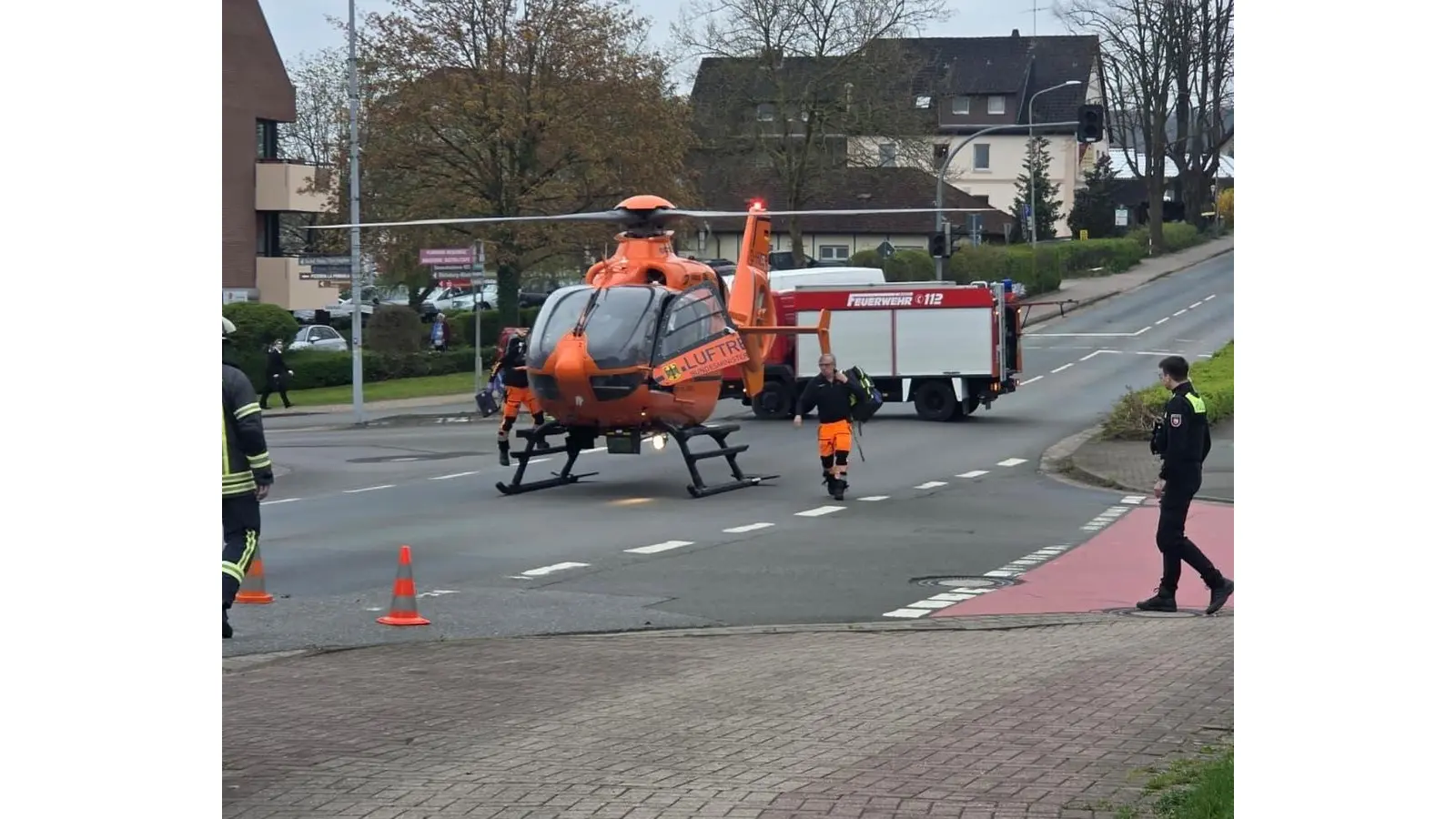 Ein Rettungshubschrauber landete auf der Kreuzung im Ort. (Foto: privat)