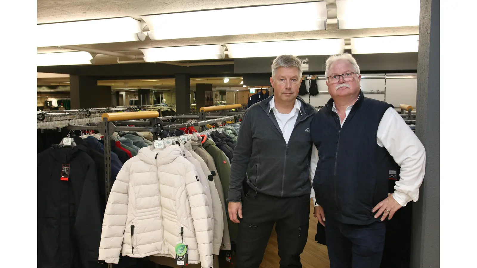 Das Team vom Kreft Familiensporthaus um Inhaber Jochen Kreft und Verkaufsleiter Uwe Insinger hofft, in den kommenden Wochen noch einmal viele bekannte Gesichter im Geschäft begrüßen zu dürfen.  (Foto: bb)