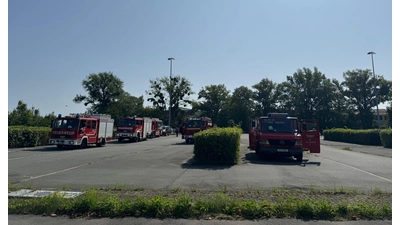 Am Bereitstellungsplatz standen zahlreiche Kräfte bereit. (Foto: FF Barsinghausen)