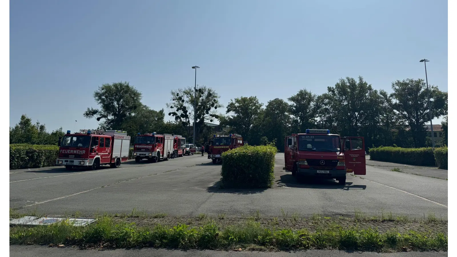 Am Bereitstellungsplatz standen zahlreiche Kräfte bereit. (Foto: FF Barsinghausen)