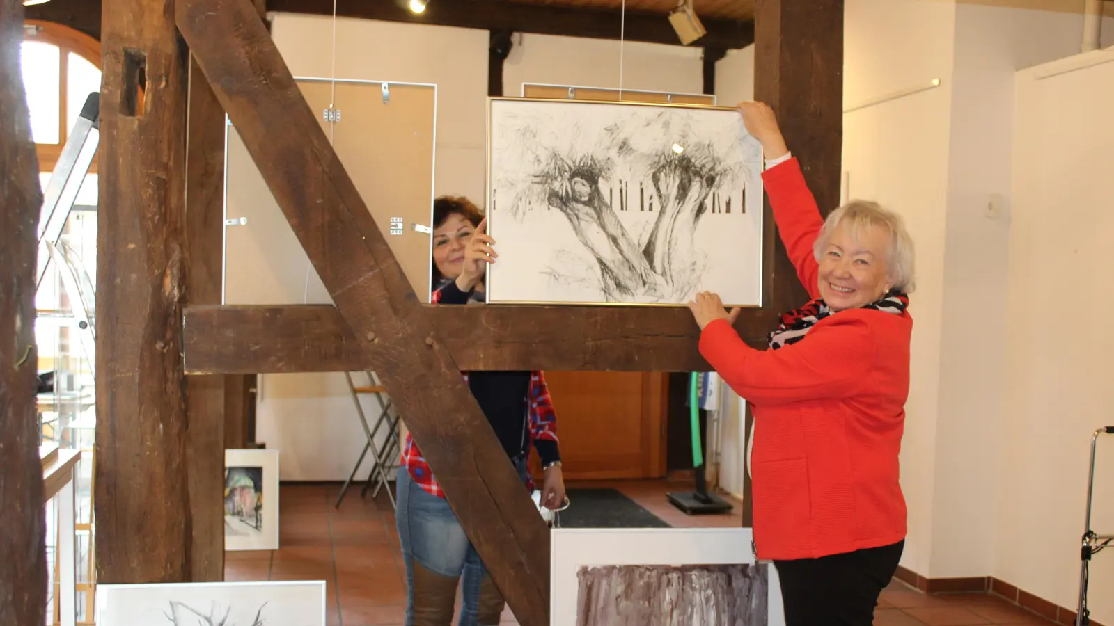 Haben zusammen aufgebaut (v.li.): Zarah Shah Ali und Gabriele Rinkleff. (Foto: wb)