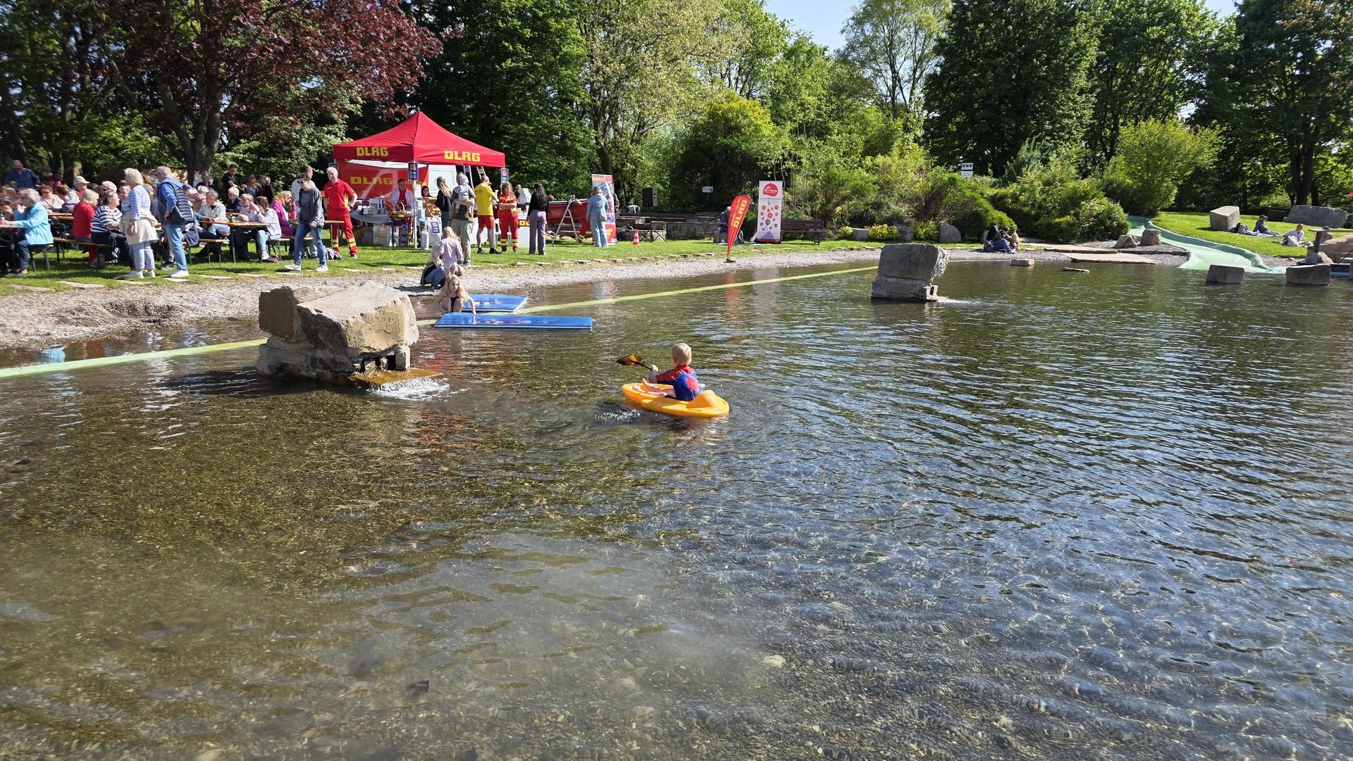 Das Wetter passt: Mit dem Boot geht es raus aufs Wasser. (Foto: tau)