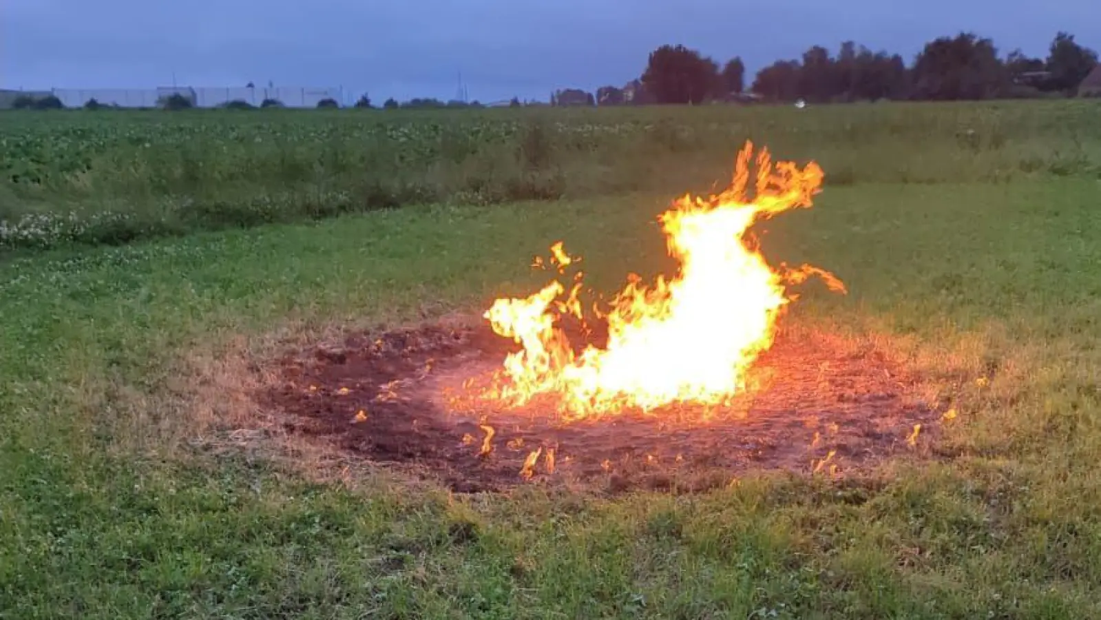 Bei Blumenau: Auf einem Acker brennt Gas aus einer Ferngasleitung. (Foto: Feuerwehr)