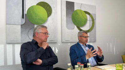 Ulrich Hinz, Pressesprecher der Landeskirche, und der neue Landesbischof Dr. Oliver Schuegraf im Gespräch beim Schaumburger Wochenblatt. (Foto: nd)