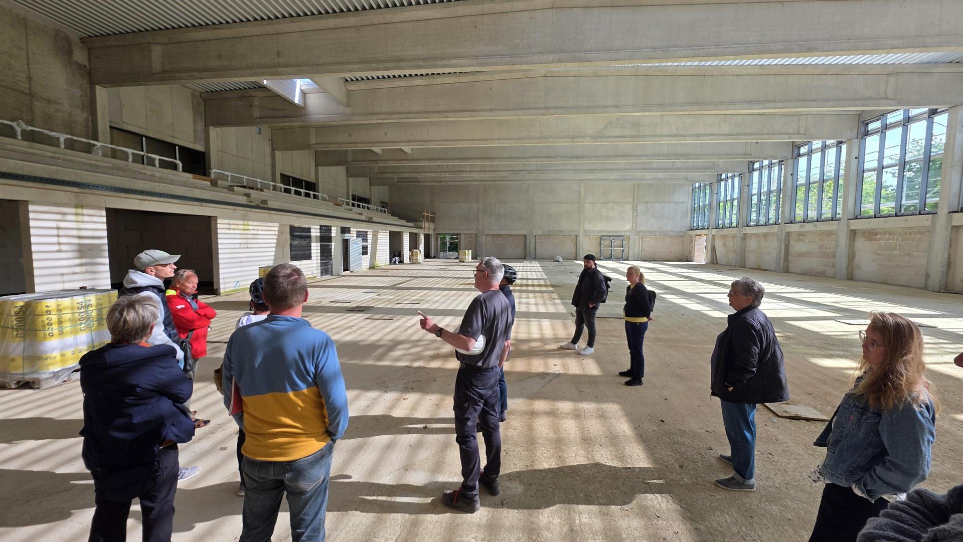 In der neuen Sporthalle: Die Mitglieder des Ortsrates. (Foto: tau)