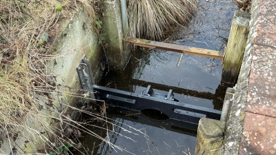 Lässt nur noch Wasser durch: Eine Fischklappe. (Foto: Stadt Wunstorf)