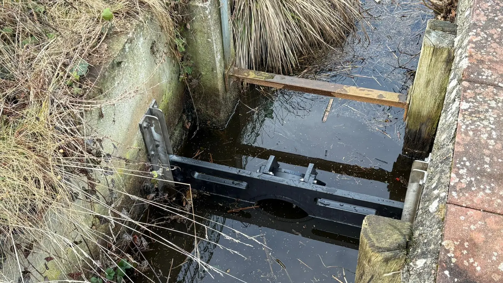 Lässt nur noch Wasser durch: Eine Fischklappe. (Foto: Stadt Wunstorf)