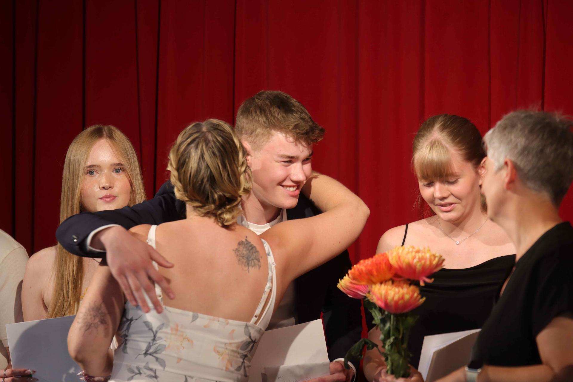 Herzlich: In der Evangelischen IGS werden die Absolventen mit einer Umarmung verabschiedet. (Foto: tau)