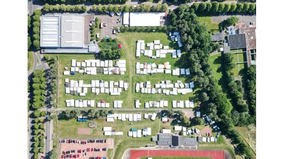Das letzte Kreiszeltlager 2023 am Jahnstadion aus der Vogelperspektive, in diesem Jahr zeltet der Feuerwehrnachwuchs erstmals auf dem Gelände der Feuerwehrtechnischen Zentrale.  (Foto: Kinder- und Jugendfeuerwehr Schaumburg)