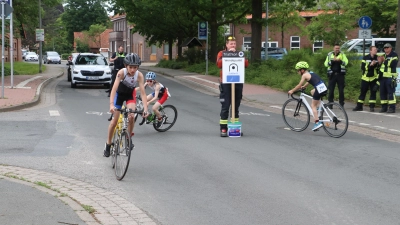 Radwendepunkt in Mesmorode: Die Schüler A liefern sich ein packendes Rennen.  (Foto: gi)