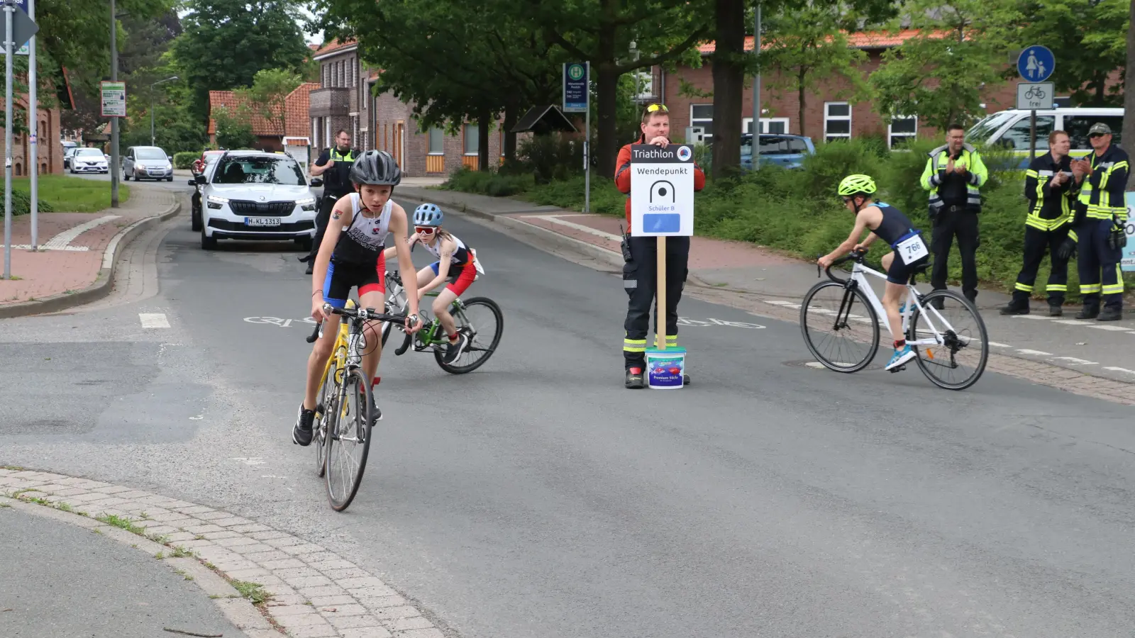 Radwendepunkt in Mesmorode: Die Schüler A liefern sich ein packendes Rennen.  (Foto: gi)