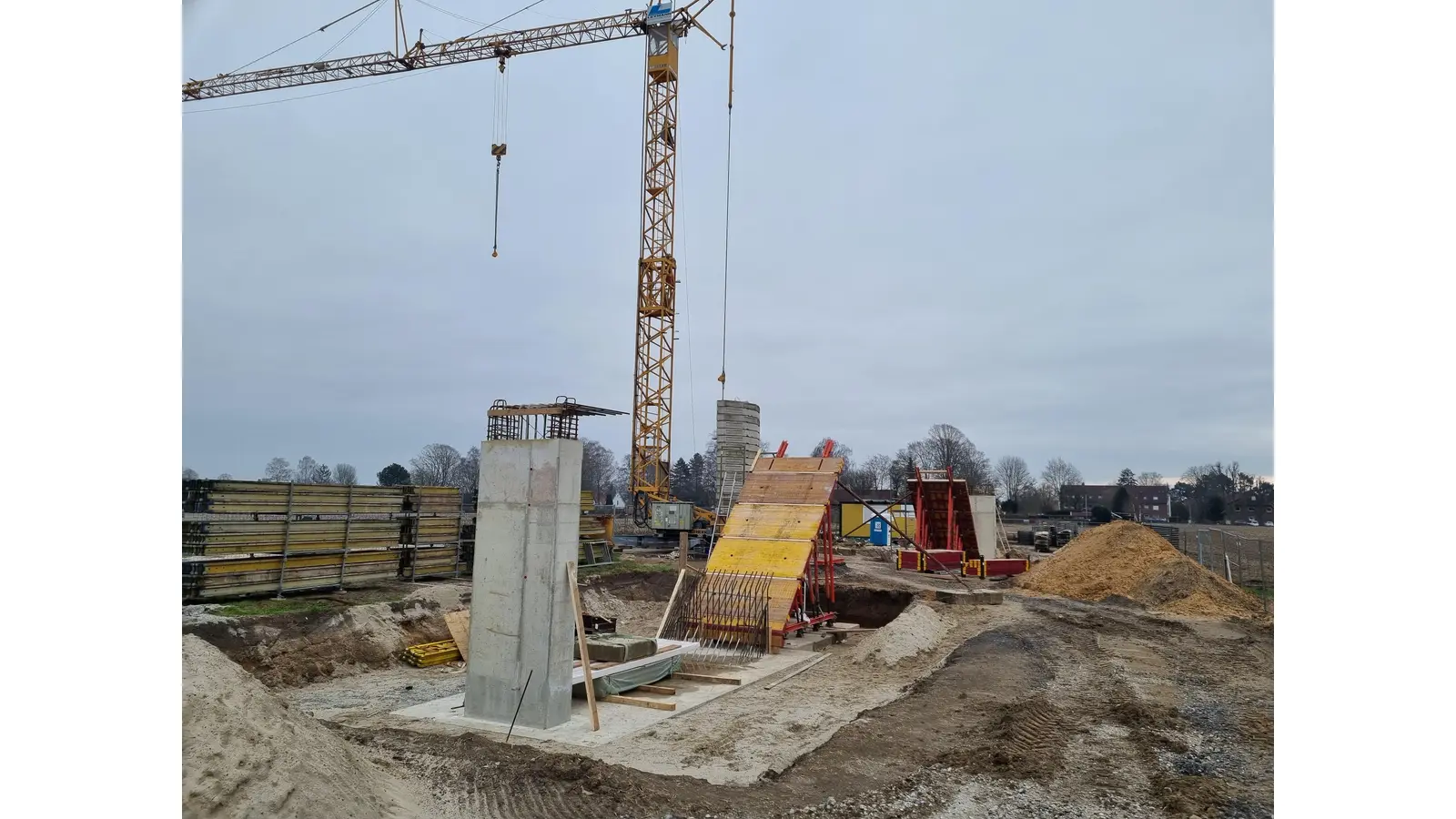 Bereits zu erkennen: Die Stützpfeiler der Fuß- und Radwegebrücke Nordrehr.