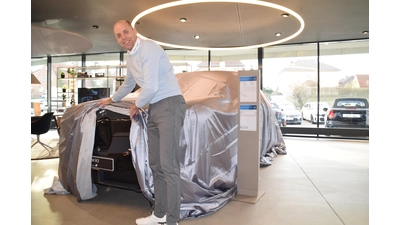 Versteckt bis zum 7. März - Torsten Richter am neuen BMW IX3. (Foto: ab)