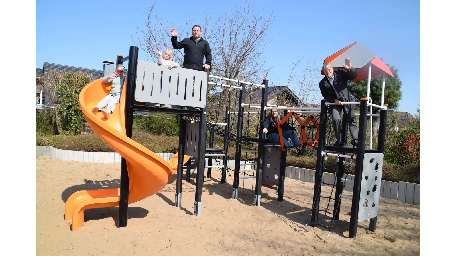 Hannah (9), Lotta (5), Christian Straub, Julia Ganz, Oliver Theiß (v.l.n.r.) auf dem Kletterturm „Peridot” an der Reinekingstraße. (Foto: ab)