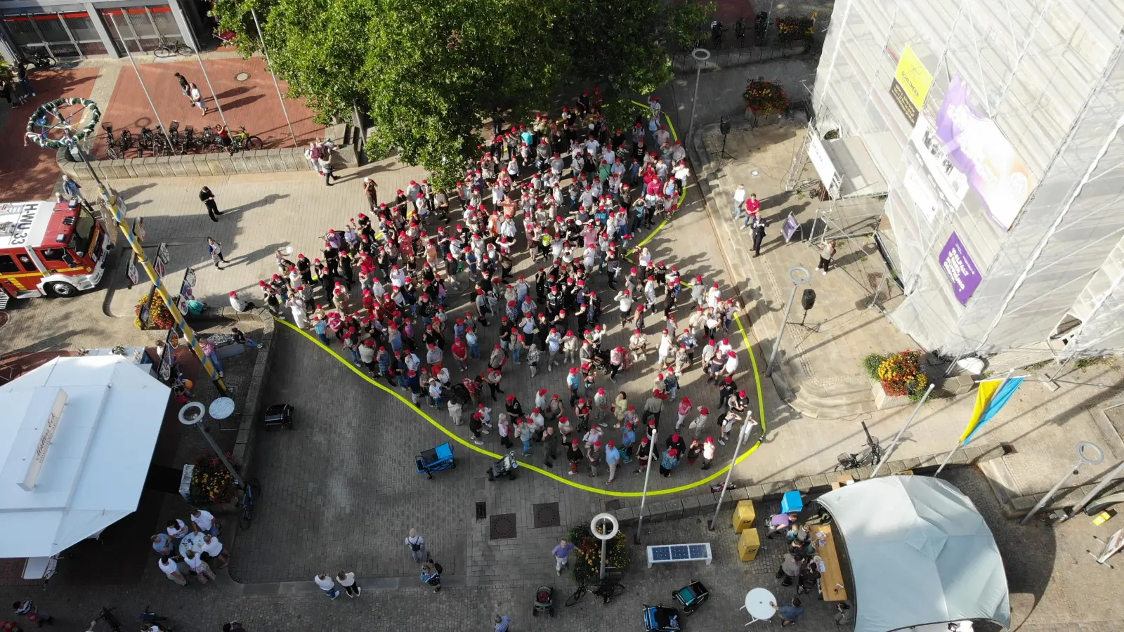 Stadtwette gewonnen: Die Drohne der Feuerwehr zeigt ein gefülltes Herz auf dem Platz vor der Stadtkirche. (Foto: Feuerwehr)