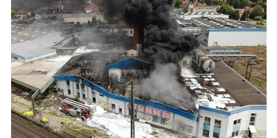 Starke Rauchentwicklung: Brand einer Lagerhalle auf dem ehemaligen Vion Gelände. (Foto: Feuerwehr)