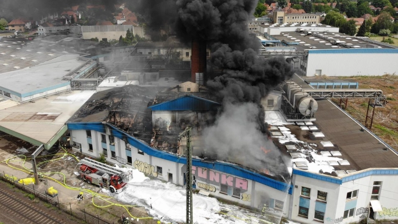 Starke Rauchentwicklung: Brand einer Lagerhalle auf dem ehemaligen Vion Gelände. (Foto: Feuerwehr)
