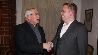 Gratuliert: Rolf Herrmann (li.) reicht seinem Nachfolger Tom-Luis Hattendorf die Hand. (Foto: gi)