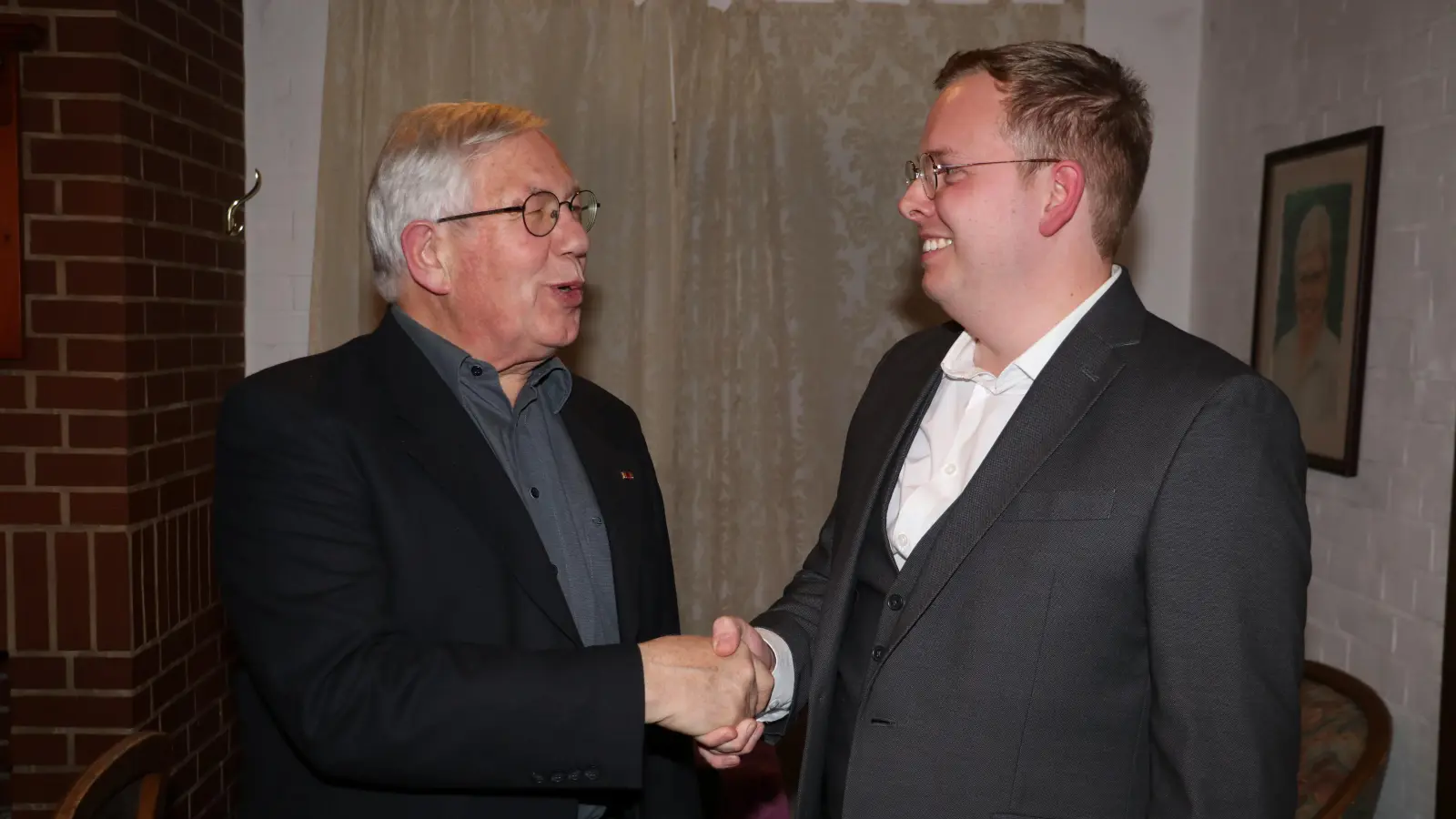 Gratuliert: Rolf Herrmann (li.) reicht seinem Nachfolger Tom-Luis Hattendorf die Hand. (Foto: gi)