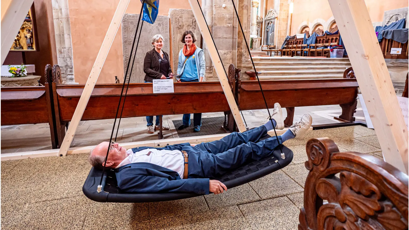 In der Segensschaukel: Ralf Meister betrachtet den Kirchenraum aus einer ungewohnten Perspektive. (Foto: Mirko Bartels)
