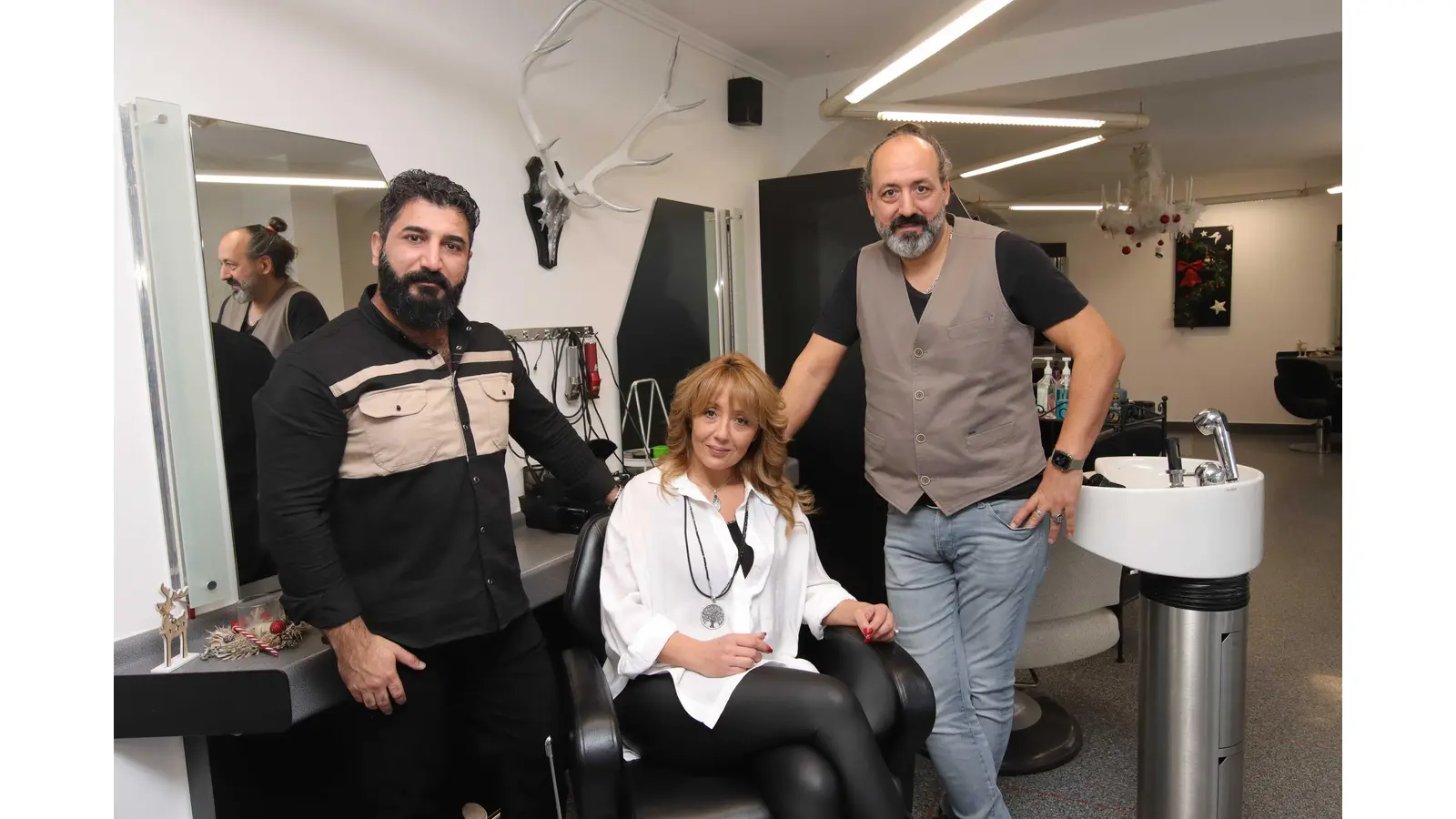 Sind ein Team (v.li.): Omar, Muazzez und Muhamet.