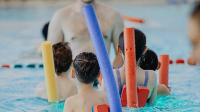 Im Becken: Kinder, die das Schwimmen lernen. (Foto: Region Hannover / P. Schröder)