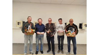 Wilfried Mundt, Werner Reich, Thomas Dreßler, Wolfgang Mundt und Kai Parno erhalten Auszeichnungen beim Weihnachtspreisschießen.  (Foto: Andreas Reich)