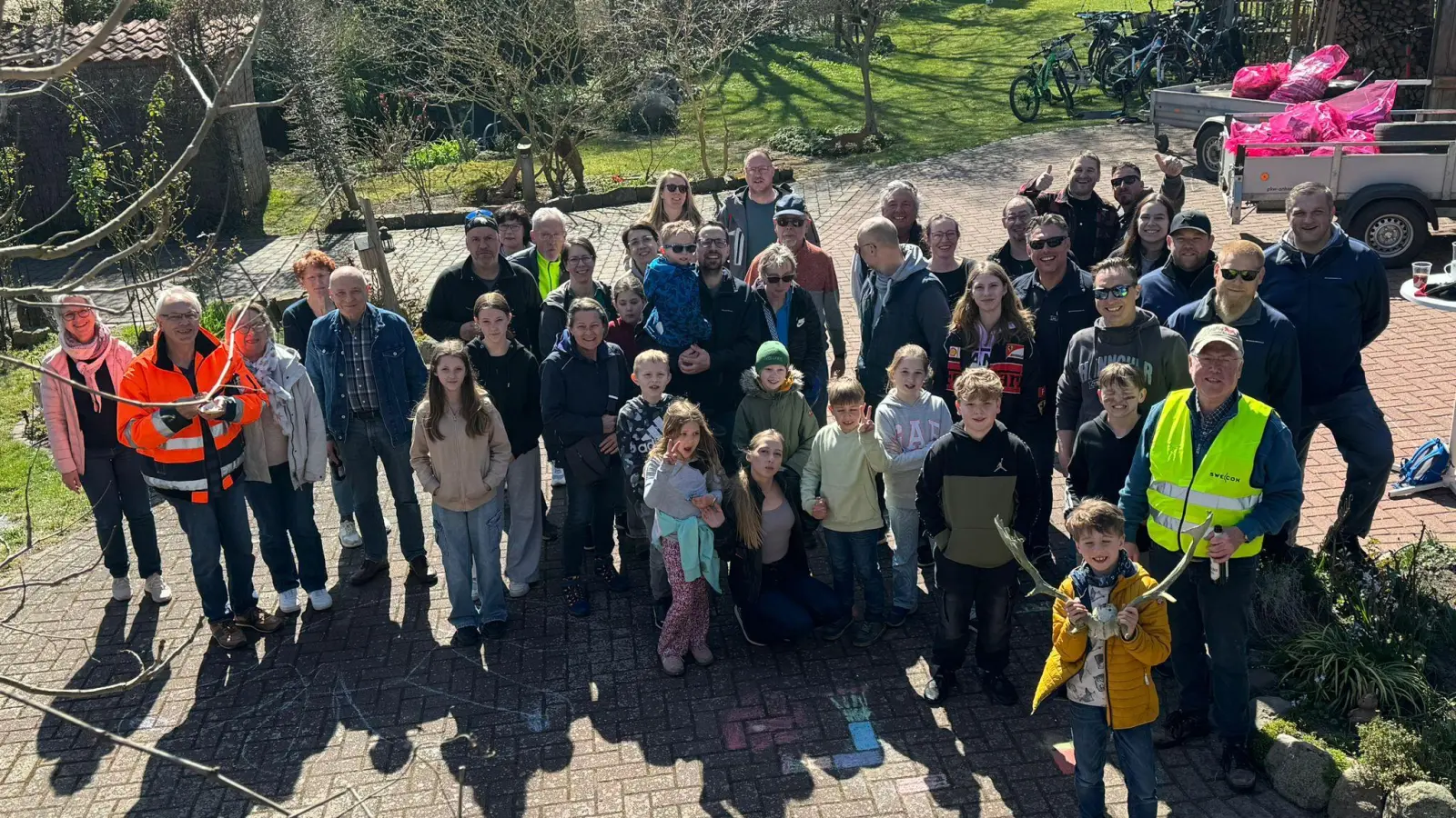 Groß war die Beteiligung bei der Müllsammelaktion im Dorf.  (Foto: privat)