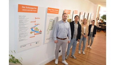 Präsentieren die Ausstellung im Stadt.Punkt: v.l.: Leon Herlt, Mark Brack (Bauamt), Jessica Lietzau, Ira Panolias (Stadt.Punkt). (Foto: ab)