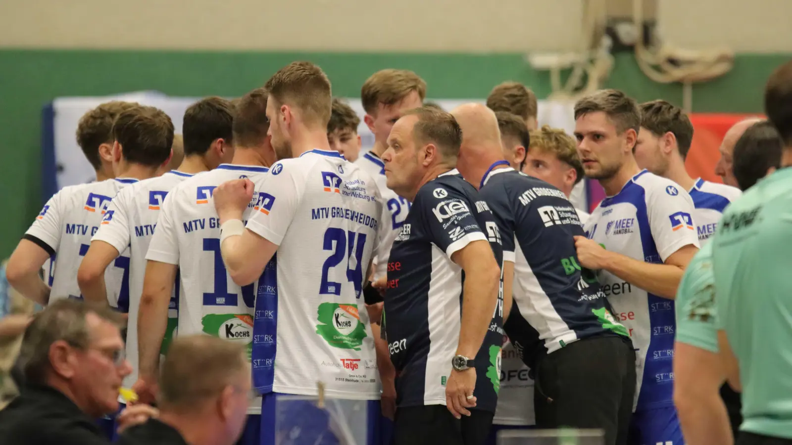 Schwören sich ein: Die Mannschaft um Trainer Stephan Lux.  (Foto: tau)