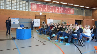 Großes Interesse in Dedensen: Zahlreiche Bürgerinnen und Bürger nehmen an der Präsentation des Ortsentwicklungskonzepts in der Turnhalle der Grundschule teil. (Foto: privat)