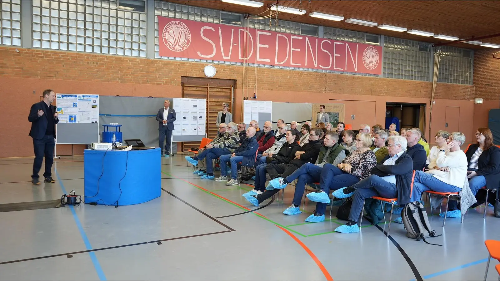 Großes Interesse in Dedensen: Zahlreiche Bürgerinnen und Bürger nehmen an der Präsentation des Ortsentwicklungskonzepts in der Turnhalle der Grundschule teil. (Foto: privat)