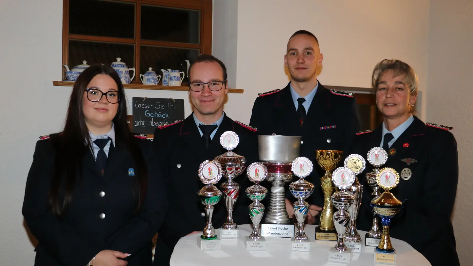 Zeigen die Pokale (v.li.): Lenja Brascia, Niklas Gereke, Fabian Kusche und Daniela Brammer. (Foto: gi)