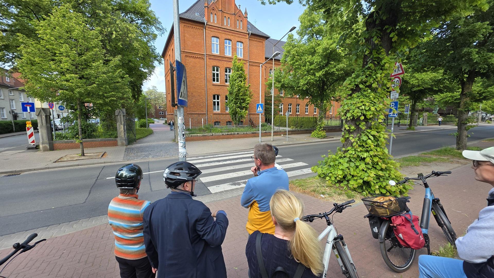 Am Hölty-Gymnasium: Die Mitglieder des Ortsrates. (Foto: tau)