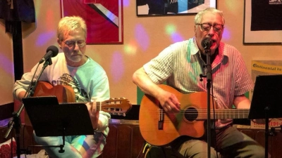 Dirk Rahlves und Klaus Heydenreich bereichern die Aktion mit Live-Musik.  (Foto: privat)