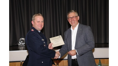 Mit Handschlag: Bürgermeister Carsten Piellusch (re.) überreicht Martin Ohlendorf die Ernennungsurkunde. 