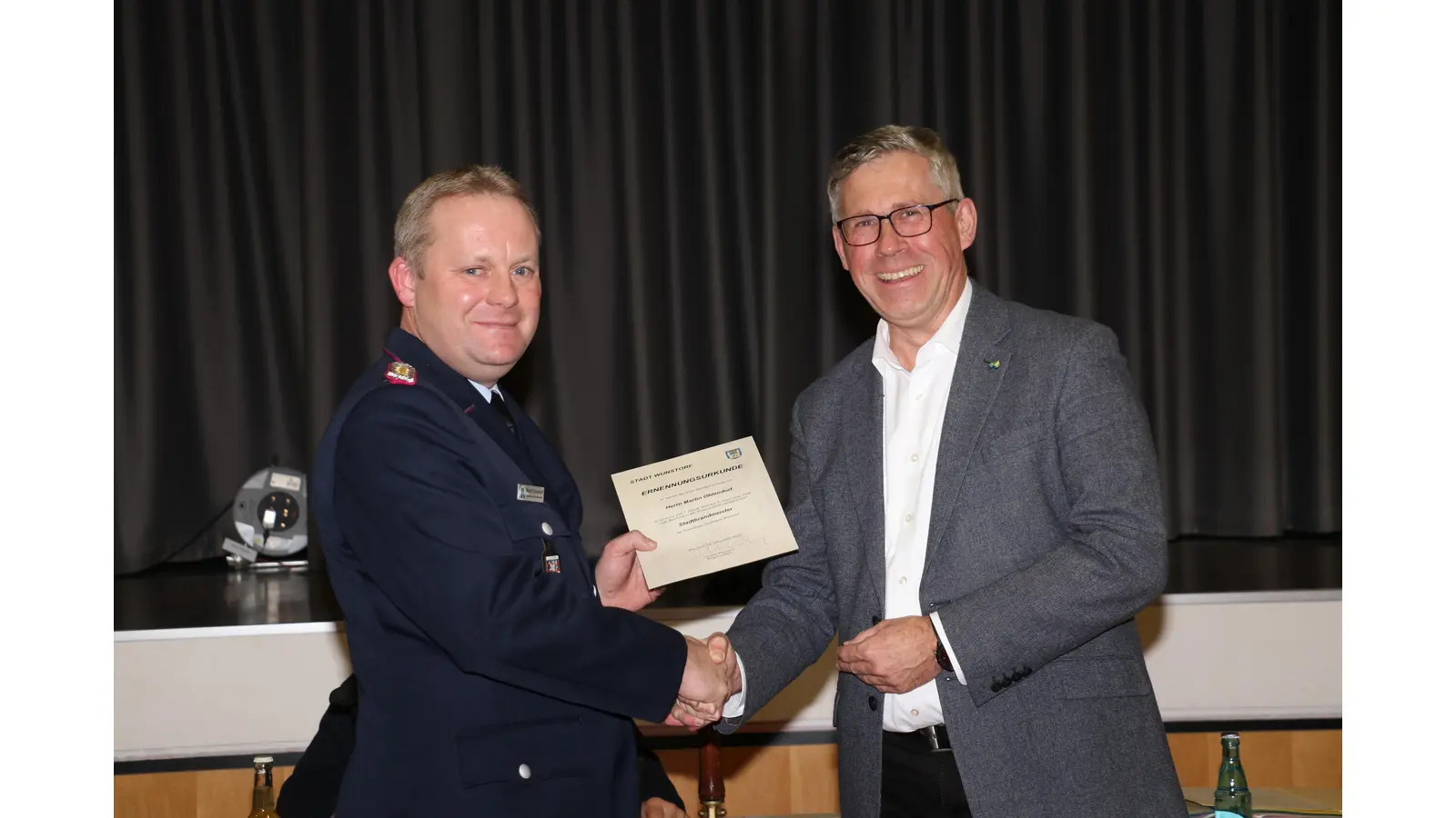 Mit Handschlag: Bürgermeister Carsten Piellusch (re.) überreicht Martin Ohlendorf die Ernennungsurkunde.  (Foto: gi)