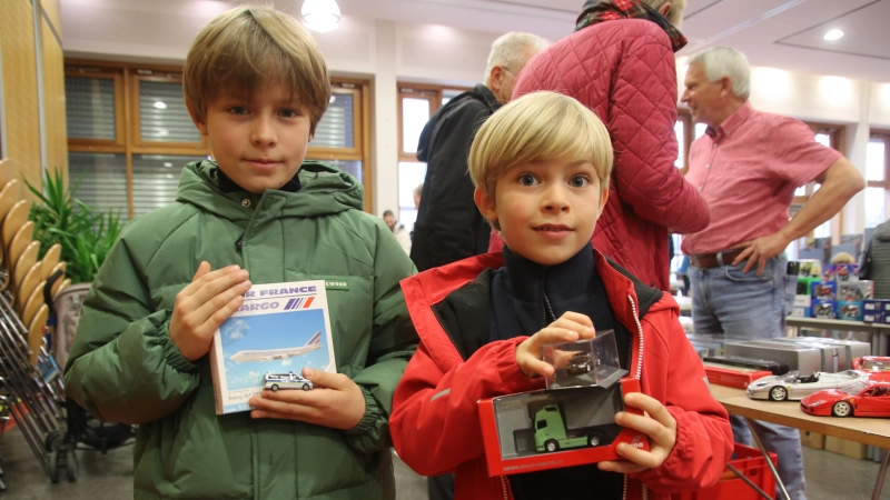 Haben Modellautos und ein Flugzeug vom Opa geschenkt bekommen (v.li.): Valentin und Viktor. (Foto: gi)