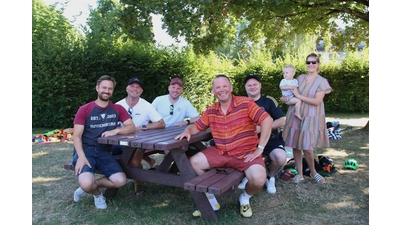 Die „Cointräger“ spenden eine neue Sitzgruppe für das Freibad Rodenberg. (Foto: bb)